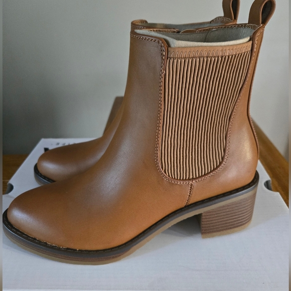 Sonoma Tan Ankle Boots with Elastic Side Panels Size 8 - Picture 4 of 11